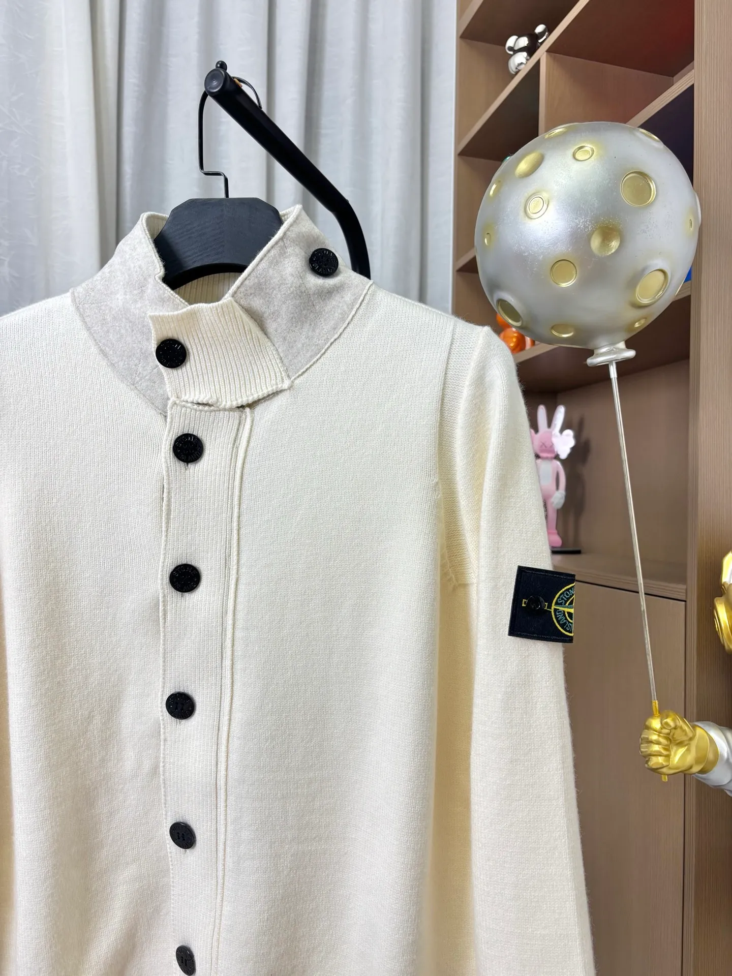 P340 Style number: DC172# Stone Island knitted woolen splicing wool cardigan jacket. The whole garment is made with high-quality machines imported from Germany. Three types of machines. Three weaving methods. The process is complex and tedious. Customized color-dyed wool➕wool splicing. High gram weight, high density and ultra-high quality. The wool is soft, delicate and skin-friendly, and feels soft and silky! The inside is a zipper design and the outside is a button design. The whole garment has nine buttons. It weighs more than 1 kilogram. Color: off-white. Size: S-M-L-Xl.